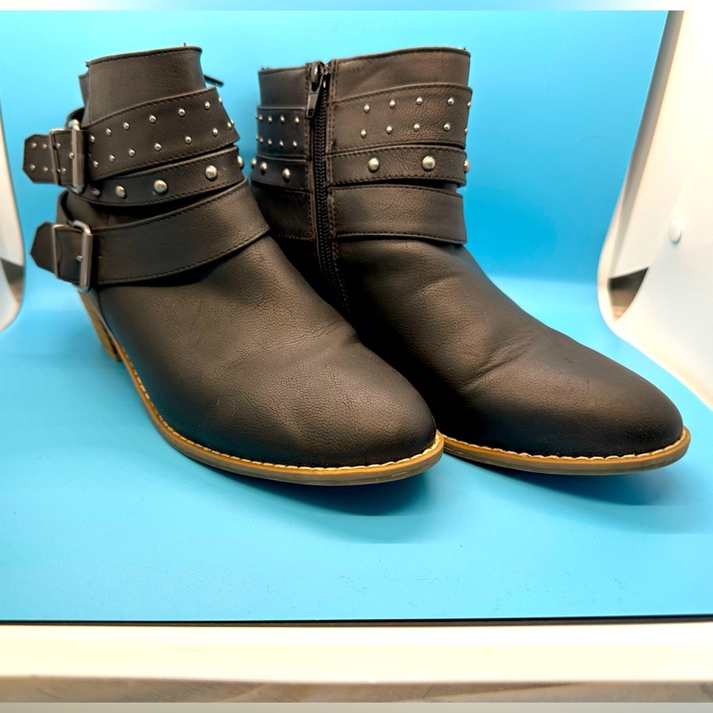 sz10 black ankle boots with straps and silver accents